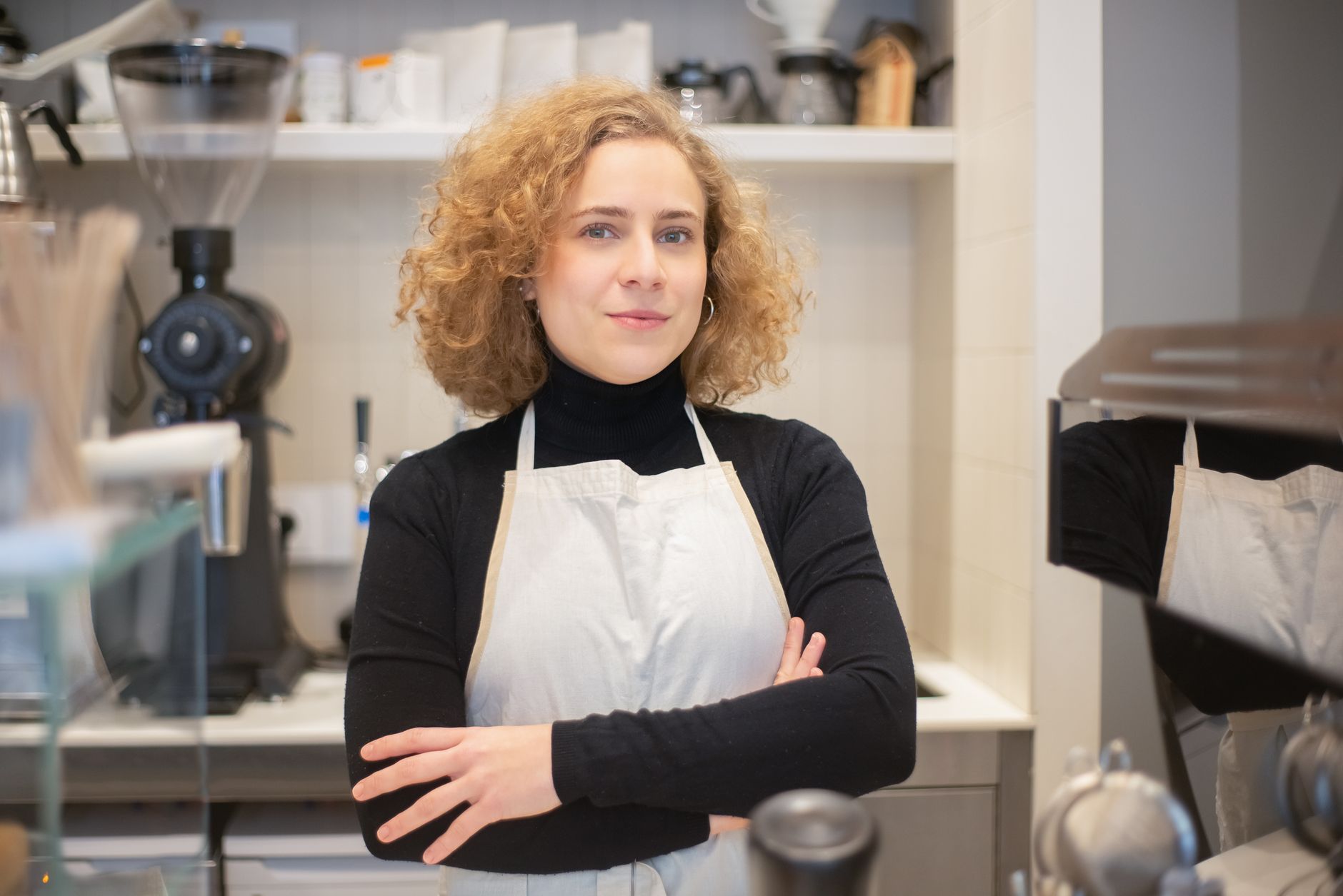 Barista préparant un café derrière le comptoir.