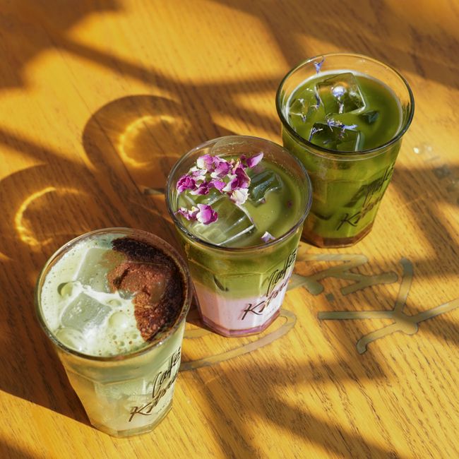 Matcha latté posé sur une table en bois.